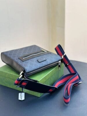 Kleine blaue Messenger-Tasche