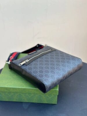 Kleine blaue Messenger-Tasche