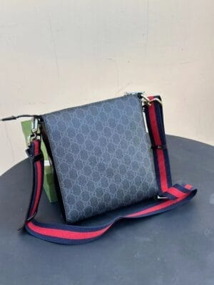 Kleine blaue Messenger-Tasche