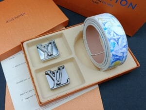 Monogramm-Ledergürtel mit Blumenmuster