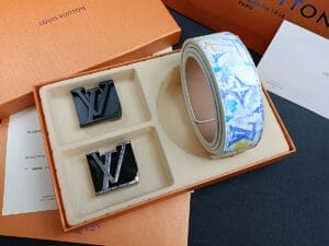 Monogramm-Ledergürtel mit Blumenmuster