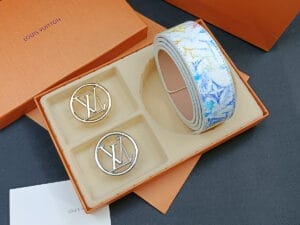 Monogramm-Ledergürtel mit Blumenmuster