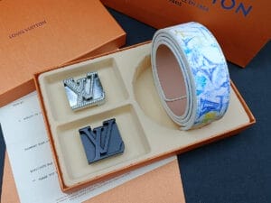 Monogramm-Ledergürtel mit Blumenmuster