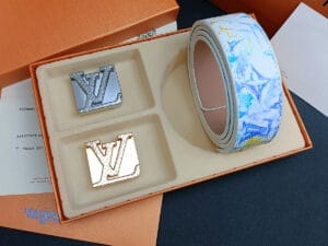 Monogramm-Ledergürtel mit Blumenmuster