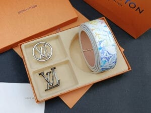 Monogramm-Ledergürtel mit Blumenmuster