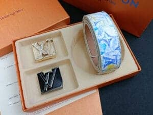 Monogramm-Ledergürtel mit Blumenmuster