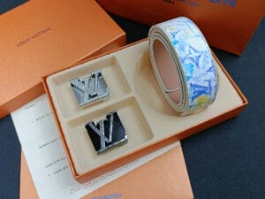 Monogramm-Ledergürtel mit Blumenmuster