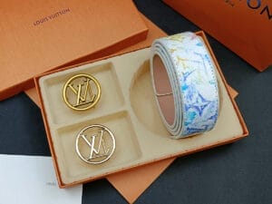 Monogramm-Ledergürtel mit Blumenmuster