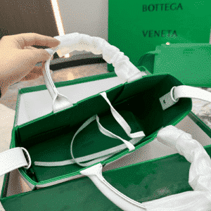 The Arco Medium Leather Tote Bag white