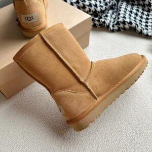 Women's brown snow boots