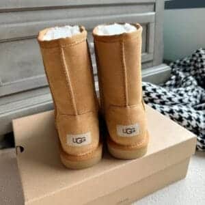 Women's brown snow boots