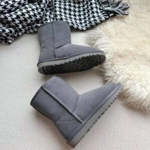 Women's brown snow boots