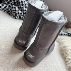 Women's brown snow boots